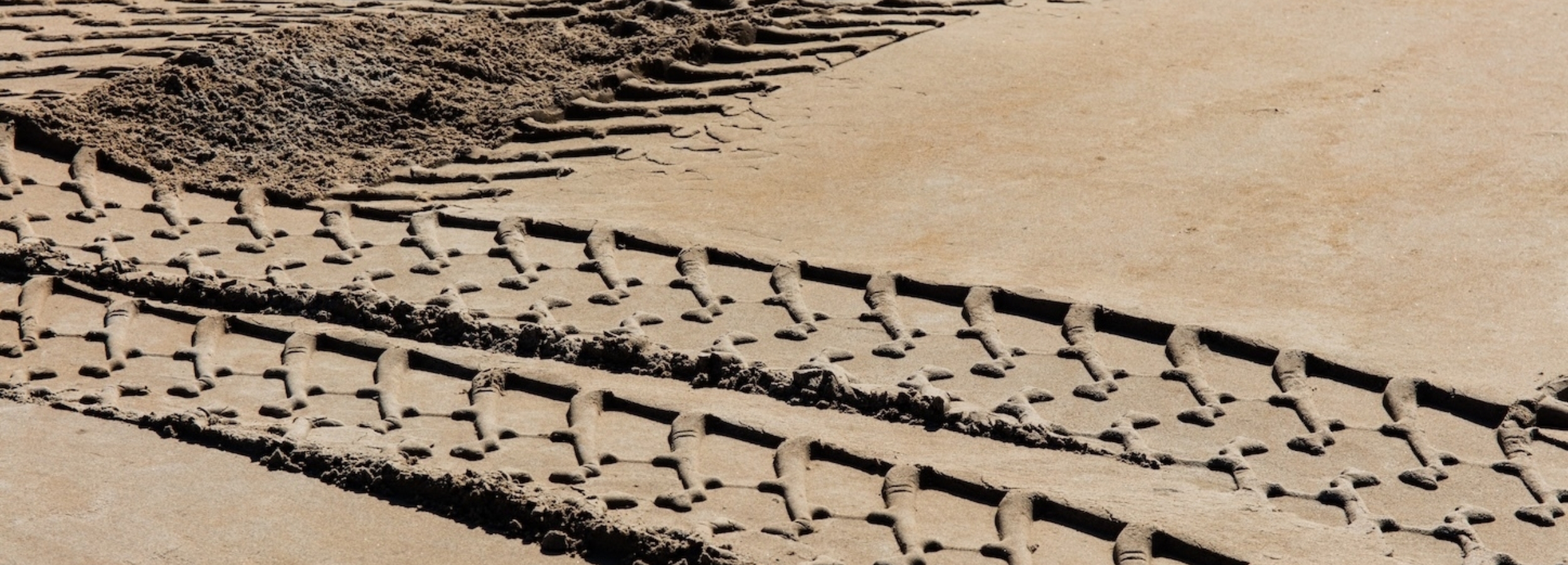 Bandensporen zand