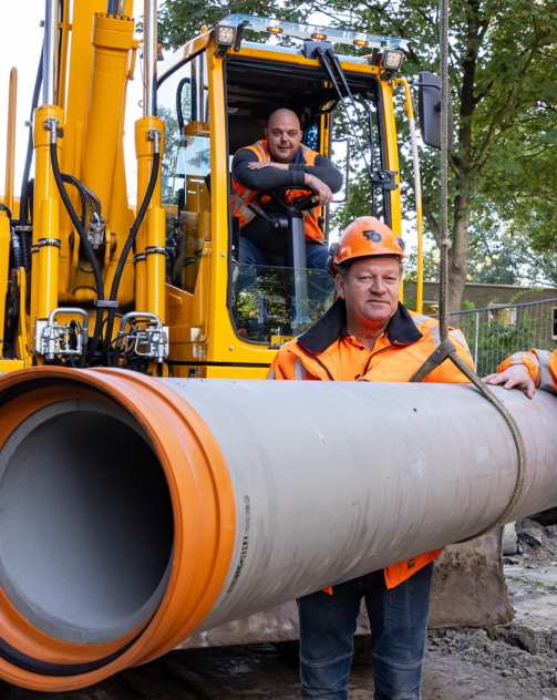 Mannen met cementloze rioolbuis