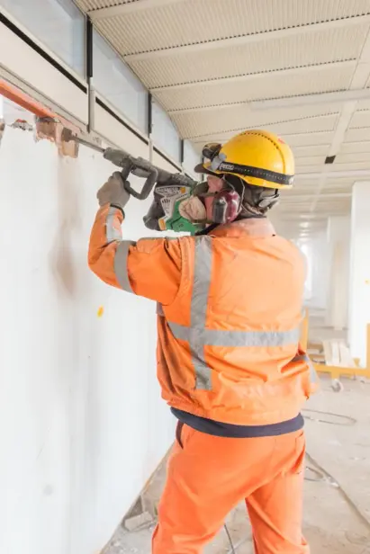 Medewerker sloopsaneren