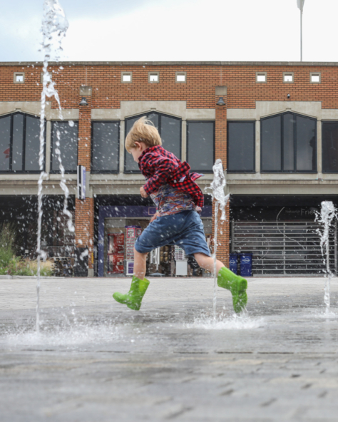 Spelen in fontein Koopmansplein Assen Spelen in fontein Koopmansplein Assen