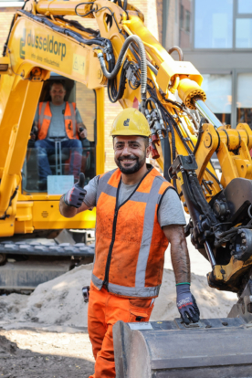 Medewerkers met Dusseldorp kraan op infraproject Medewerkers met Dusseldorp kraan op infraproject