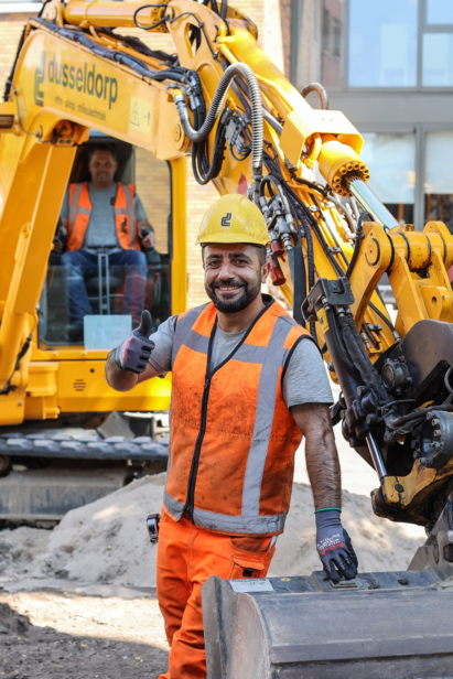 Medewerkers met Dusseldorp kraan op infraproject Medewerkers met Dusseldorp kraan op infraproject