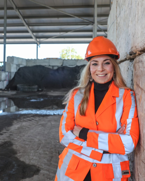 Eline Hoefnagels intstroomspecialist oranje helm