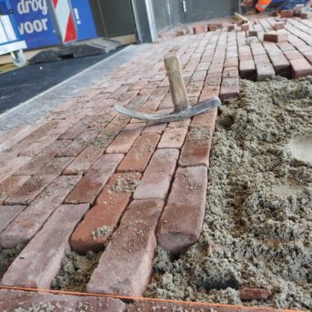 Klinkers met gereedschap