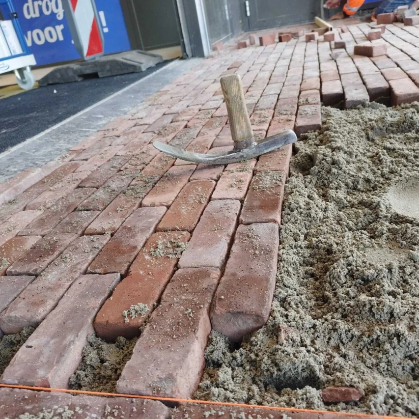 Klinkers met gereedschap