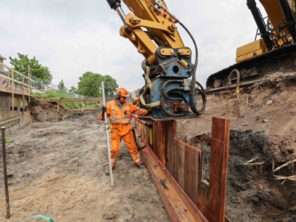 Berflobeek medewerker en kraan Berflobeek medewerker en kraan