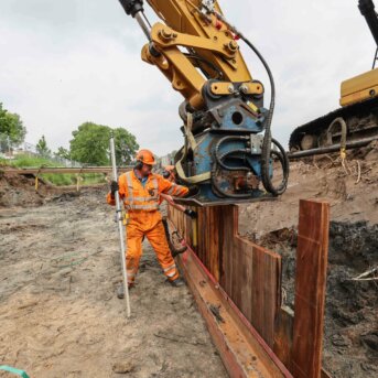 Berflobeek medewerker en kraan
