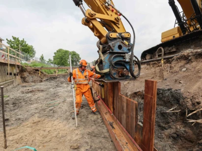 Berflobeek medewerker en kraan