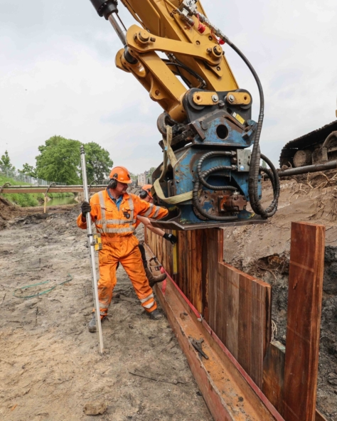 Berflobeek medewerker en kraan