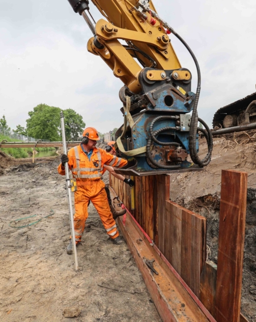 Berflobeek medewerker en kraan