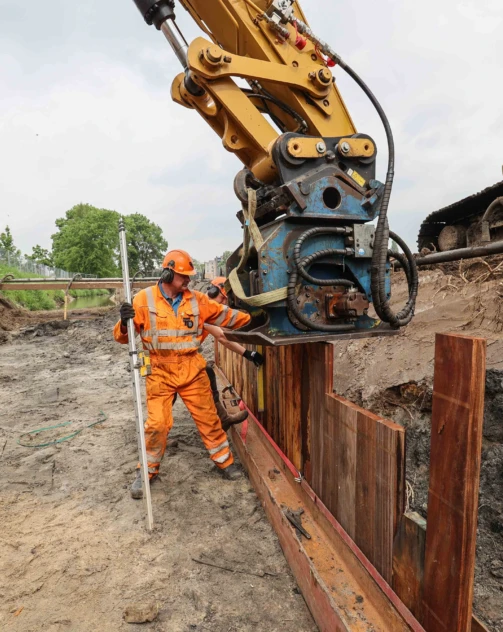 Berflobeek medewerker en kraan