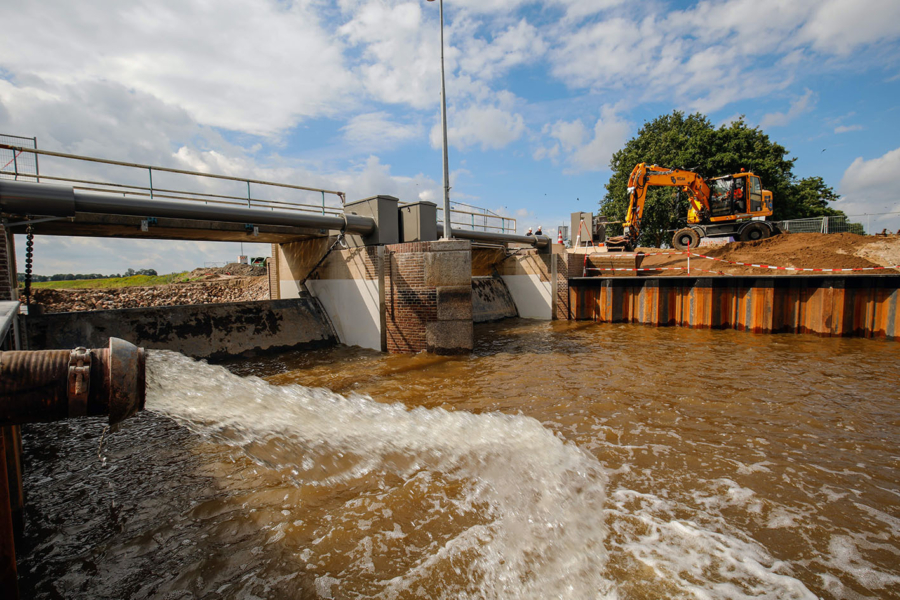 Drentse Stuw met kraan Drentse Stuw met kraan
