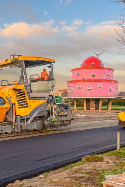 Asfalteren in Almere