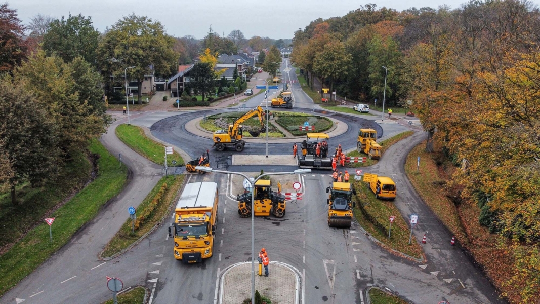 Asfaltploeg rotonde Zenderen Asfaltploeg rotonde Zenderen