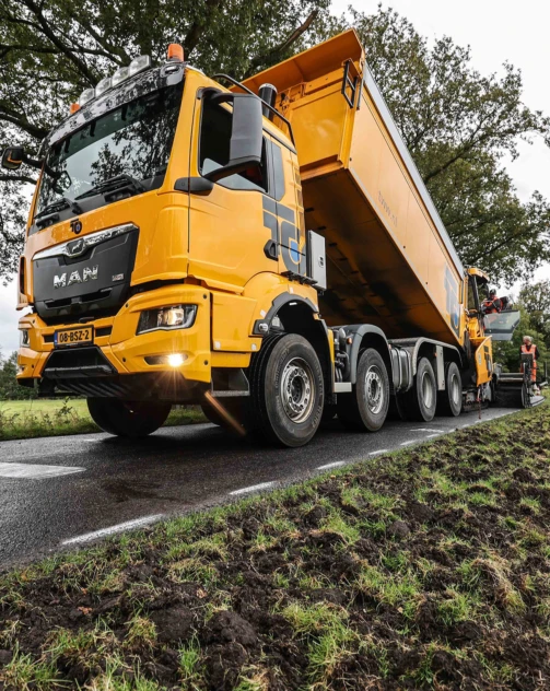Vrachtwagen met asfalt