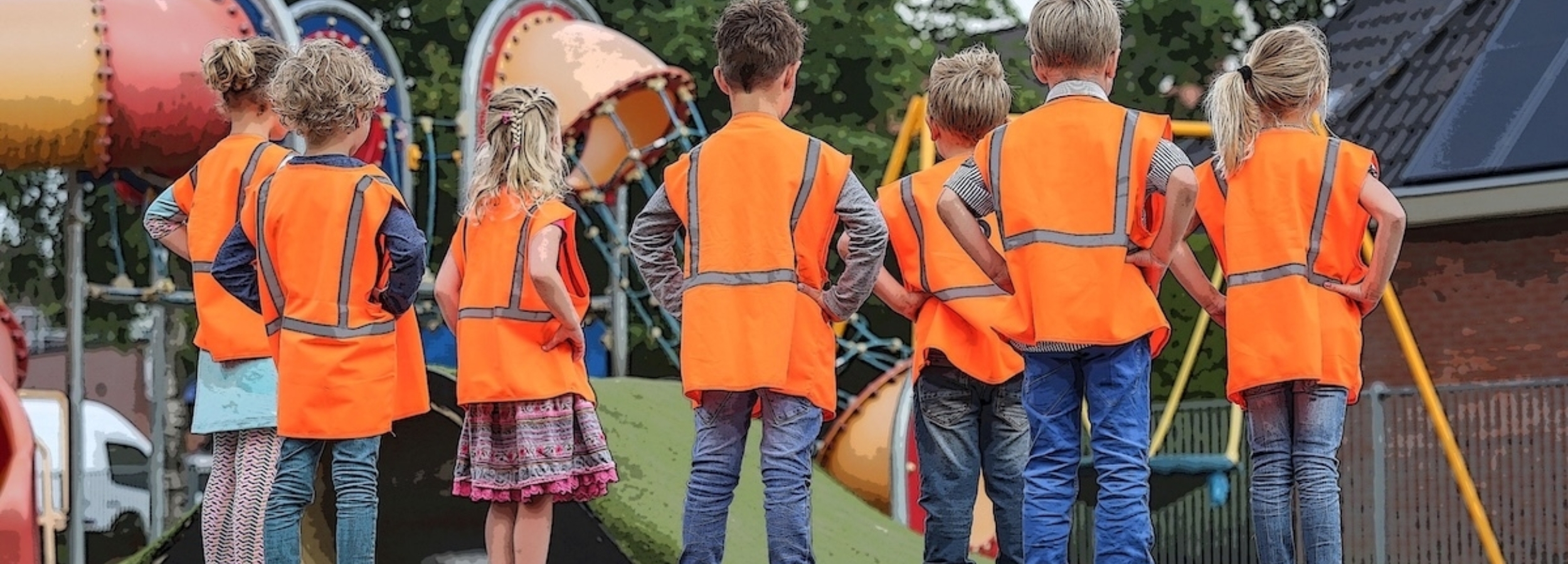 Kinderen oranje hesjes