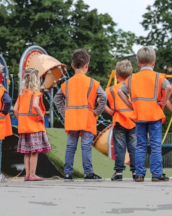 Kinderen oranje hesjes